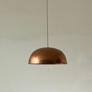 Lámpara colgante DOMO 50 de cobre con acabado martillado.