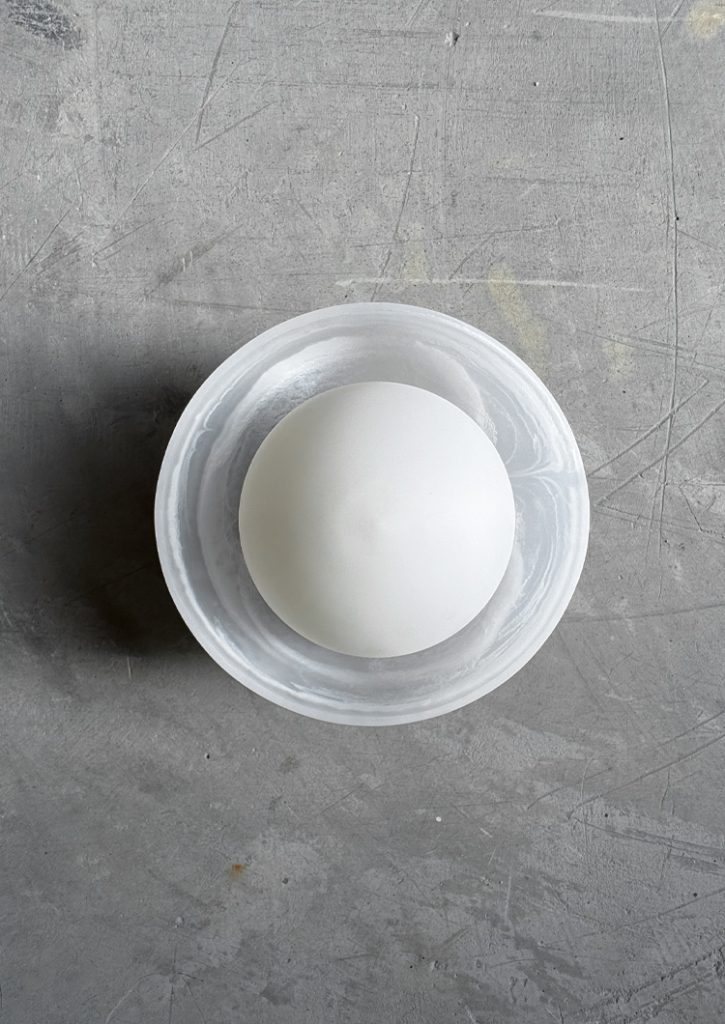 Lámpara NEPTUNO, esfera blanca sobre un cuenco de mármol blanco y gris