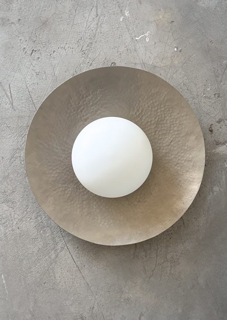Lámpara de pared redonda con acabado martillado y globo difusor blanco