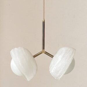 Lámpara LEIA de dos luces con pantallas de vidrio texturizado blanco y detalles dorados.