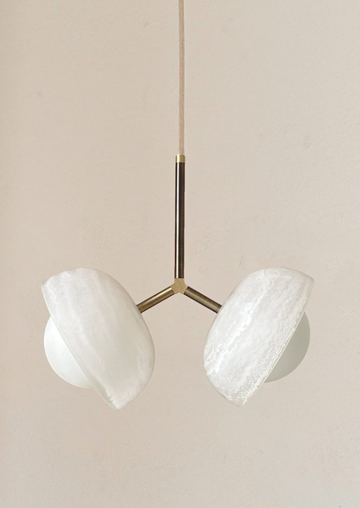 Lámpara LEIA de dos luces con pantallas de vidrio texturizado blanco y detalles dorados.