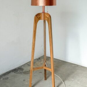 Lámpara de pie TRIPIÉ de madera con pantalla de cobre texturizado