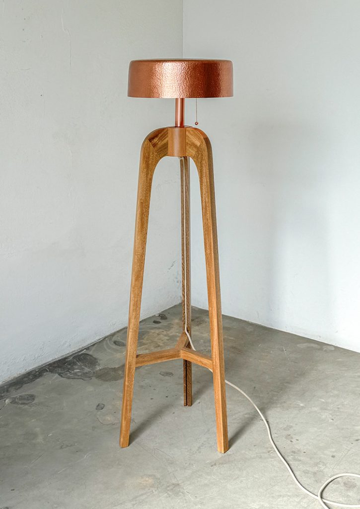 Lámpara de pie TRIPIÉ de madera con pantalla de cobre texturizado