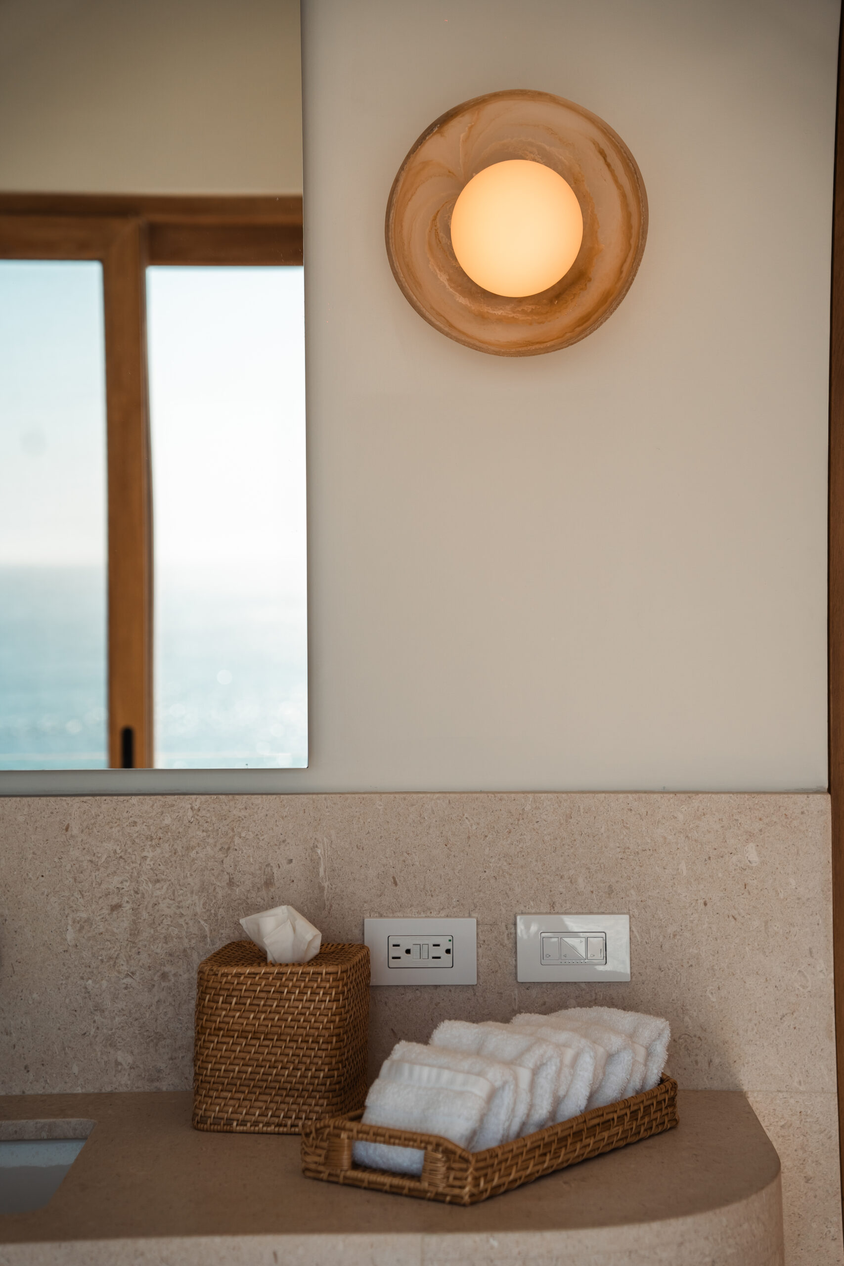 lamapras de muro Lámpara artesanal de pared sobre lavabo con toallas y espejo